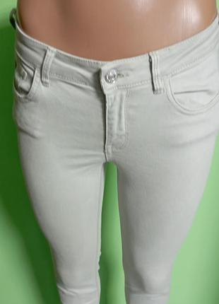 Красиві облягаючі джинси2 фото