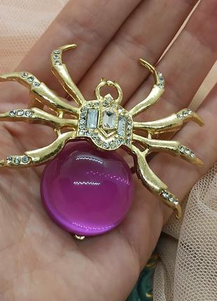 Объёмная брошь королевский паук с багетными кристаллами, фиолетовый кристалл с эффектом увеличения7 фото