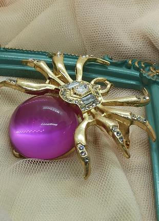 Объёмная брошь королевский паук с багетными кристаллами, фиолетовый кристалл с эффектом увеличения5 фото