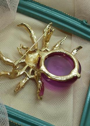 Объёмная брошь королевский паук с багетными кристаллами, фиолетовый кристалл с эффектом увеличения3 фото