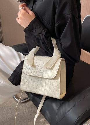 Женская сумочка кросс - боди в стиле рептилии белая молочная