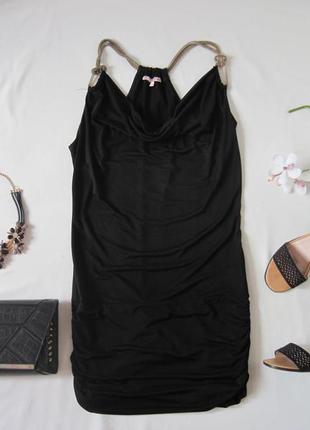 Черное маленькое платье с крутейшим вырезом и спиной на бретелях цепочках4 фото