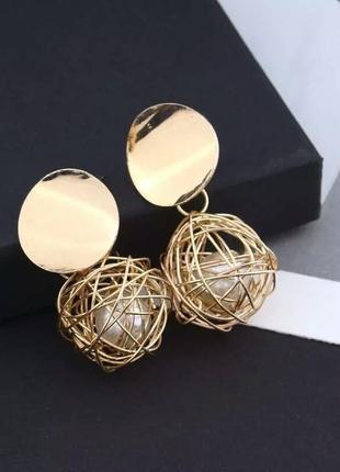 Сережки золотисті кульки всередині з намистинками fashion jewelry 4632
