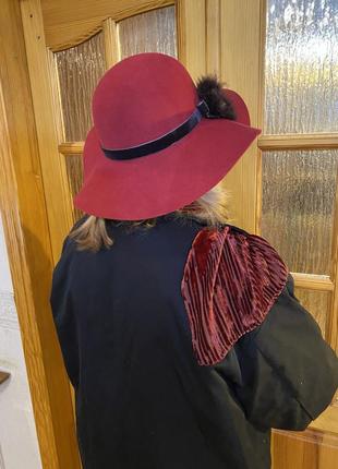 Женская шляпа красного цвета