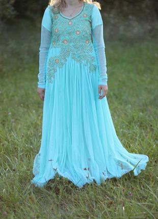 Красивое голубое длинное платье в восточном стиле3 фото