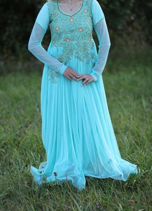 Красивое голубое длинное платье в восточном стиле6 фото