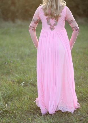 Красивое розовое длинное платье в восточном стиле4 фото