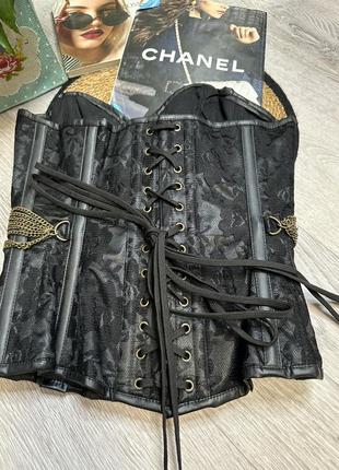 Чорний атласний військовий корсет з ланцюжком та пвх-деталями вінтажний каркасний корсет