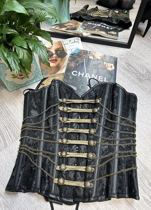 Чорний атласний військовий корсет з ланцюжком та пвх-деталями вінтажний каркасний корсет