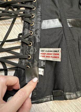 Чорний атласний військовий корсет з ланцюжком та пвх-деталями вінтажний каркасний корсет