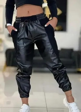 Трикотажные джоггеры со вставкой матовой эко кожи черный брюки женские2 фото