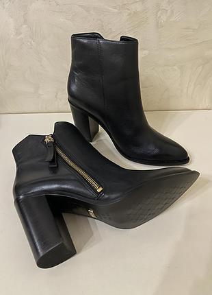 Кожаные ботильоны на блочном каблуке бренд arezzo
