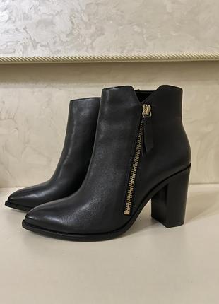 Кожаные ботильоны на блочном каблуке бренд arezzo