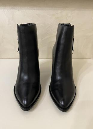 Кожаные ботильоны на блочном каблуке бренд arezzo