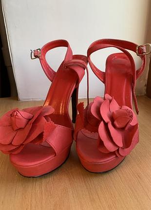 Красные босоножки с цветком