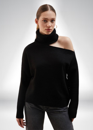 Черный элегант: изысканный свитер с разрезом на плече для стильного образа1 фото