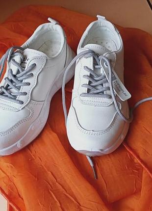 Белоснежные качественные кроссы