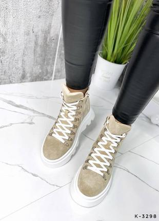 Натуральные замшевые бежевые демисезонные и зимние ботинки на белой высокой подошве7 фото