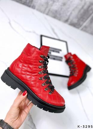 Натуральні шкіряні червоні стьобані демісезонні та зимові черевики на чорній підошві