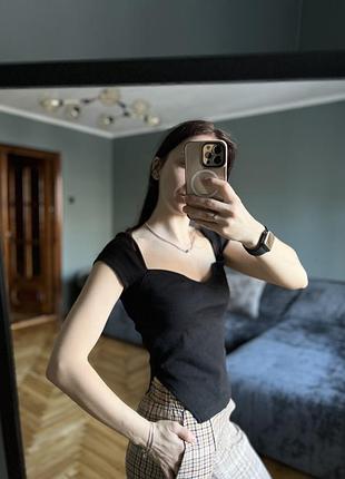 Черная футболка в рубчик с вырезом8 фото