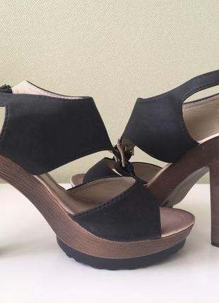 Летние босоножки на каблуке