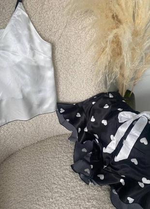 Пижама шелковая летняя майка на бретельках шорты черно-белая принт сердечки10 фото
