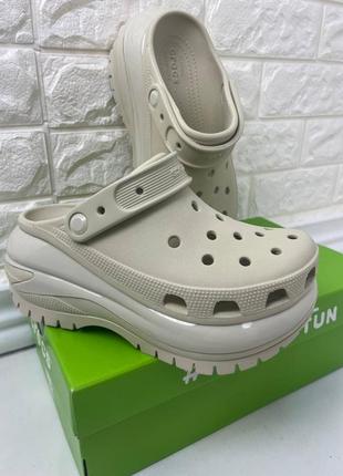 Женские кроксы на платформе crocs classic mega crush bone