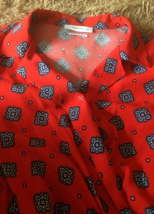 Платье reserved миди красное яркое интересное с плиссировкой спереди с запахом с принтом из ромбиков в цветочек5 фото