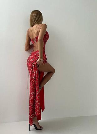 Неймовірна сукня довга з квітковим принтом по фігурі на тонких бретельках з декольте розрізами3 фото