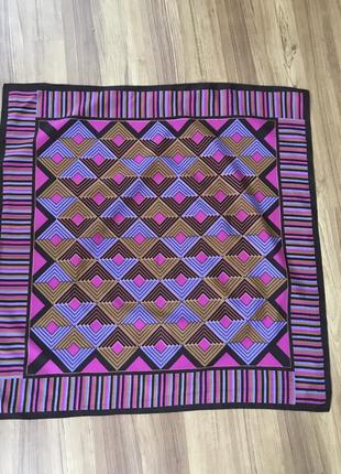 Яркий платок