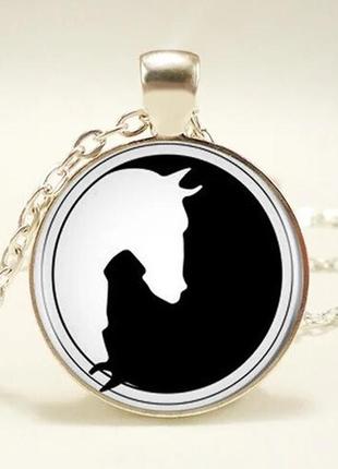 Кулон инь-янь черная и белоя лошадь с лошадью амулет талисман подвеска инь янь