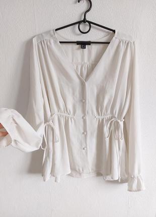 Молочная шифоновая блуза с завязочками по бокам