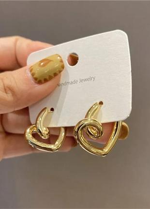 Милі маленькі сережки сережки золоті золотисті формі асиметричні серця серце сердечко