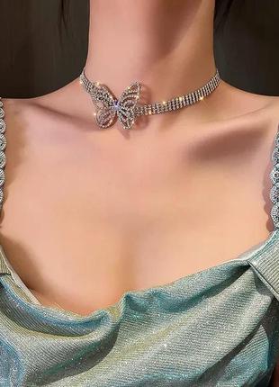 Чокер с бабочкой бабочка ожерелье украшение на шею в камнях в стразах камни стразы серебряный4 фото