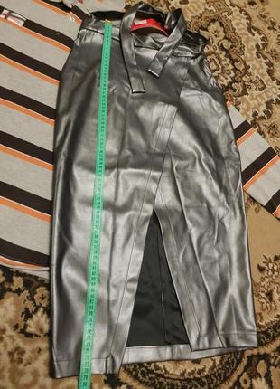 Шикарная новая серебристая блестящая юбка миди из эко-кожи на запах с карманами и разрезом5 фото