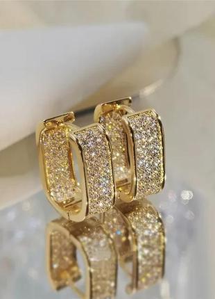 Шикарные золотистые серьги нарядные маленькие аккуратные золотые в камнях классические