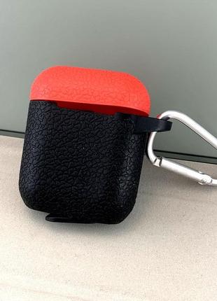 Чехол для airpods silicone case с карабином черный красный