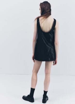 Короткое платье с атласным эффектом3 фото