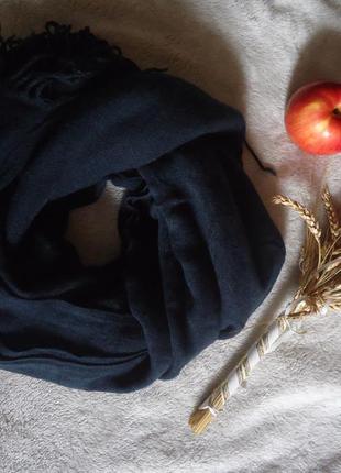 Шарф глибокого синього кольору