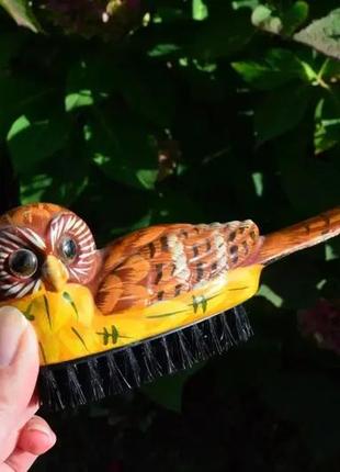 Гарний, цікавий  предмет!☝️
лопатка для взуття і щітка для одягу, два в одному!;)
у вигляді мудрої сови!🦉3 фото