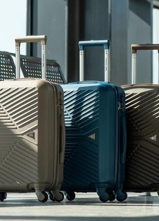 Дорожня пластикова валіза на 4 колесах wings валіза розмір s ручна поклажа чемодан чотириколісний пластиковий чемодан бірюзовий9 фото