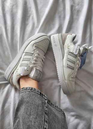 Женские кроссовки серые с белым в стиле adidas forum low white grey