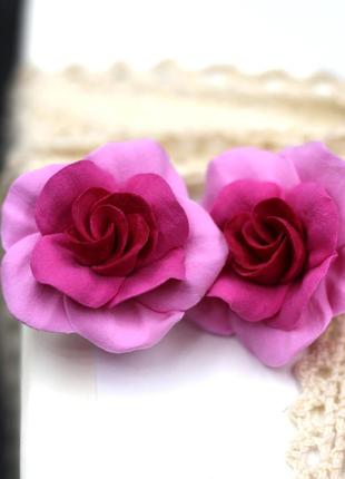 Сережки кольору фуксія з трояндами з полімерної глини1 фото