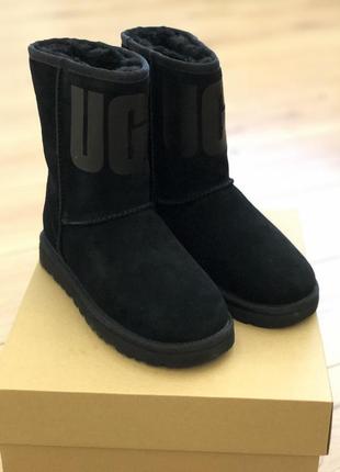 ugg Pink classic short ugg Pink rubber logo 1108230 колір black. розмір 6 us