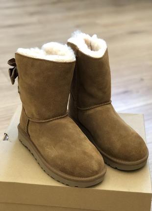 Ugg customizable bailey bow short 1098075 цвет chestnut. размер 7 us1 фото