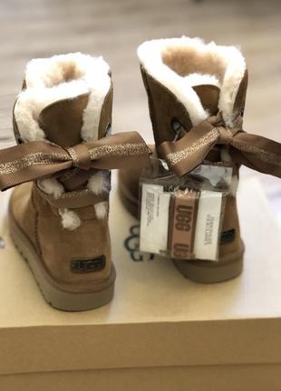 Ugg customizable bailey bow short 1098075 цвет chestnut. размер 7 us3 фото