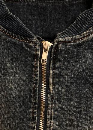 Темная джинсовая куртка на молнии4 фото