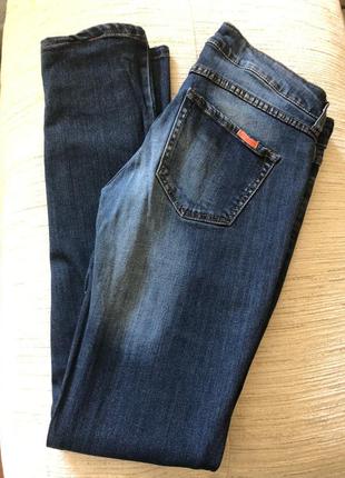 Темно-синие джинсы / фирменные джинсы