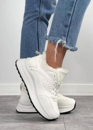 Зимові хутряні кросівки білі жіночі