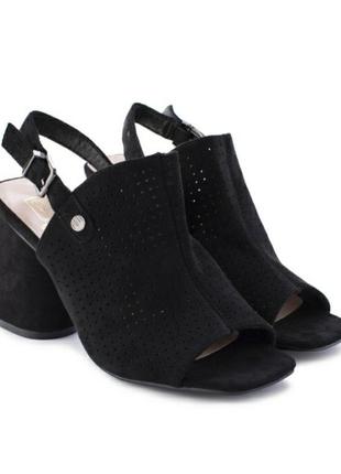 Стильні чорні замшеві босоніжки, сандалі на широкому зручному каблуці модні хіт4 фото